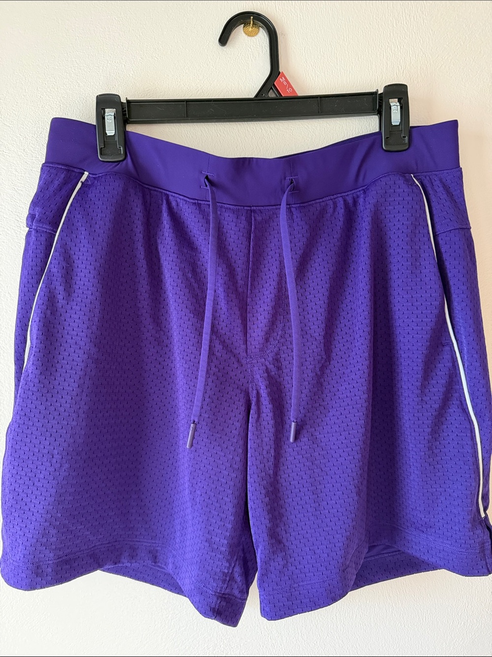Lululemon men’s double mesh shorts
Size L
Color:purple